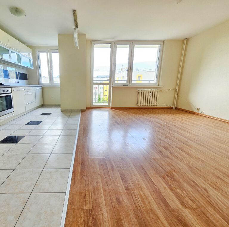 Sosnowiec ul. Witkiewicza :  2 pokoje z balkonem, salon otwarty na kuchnie.