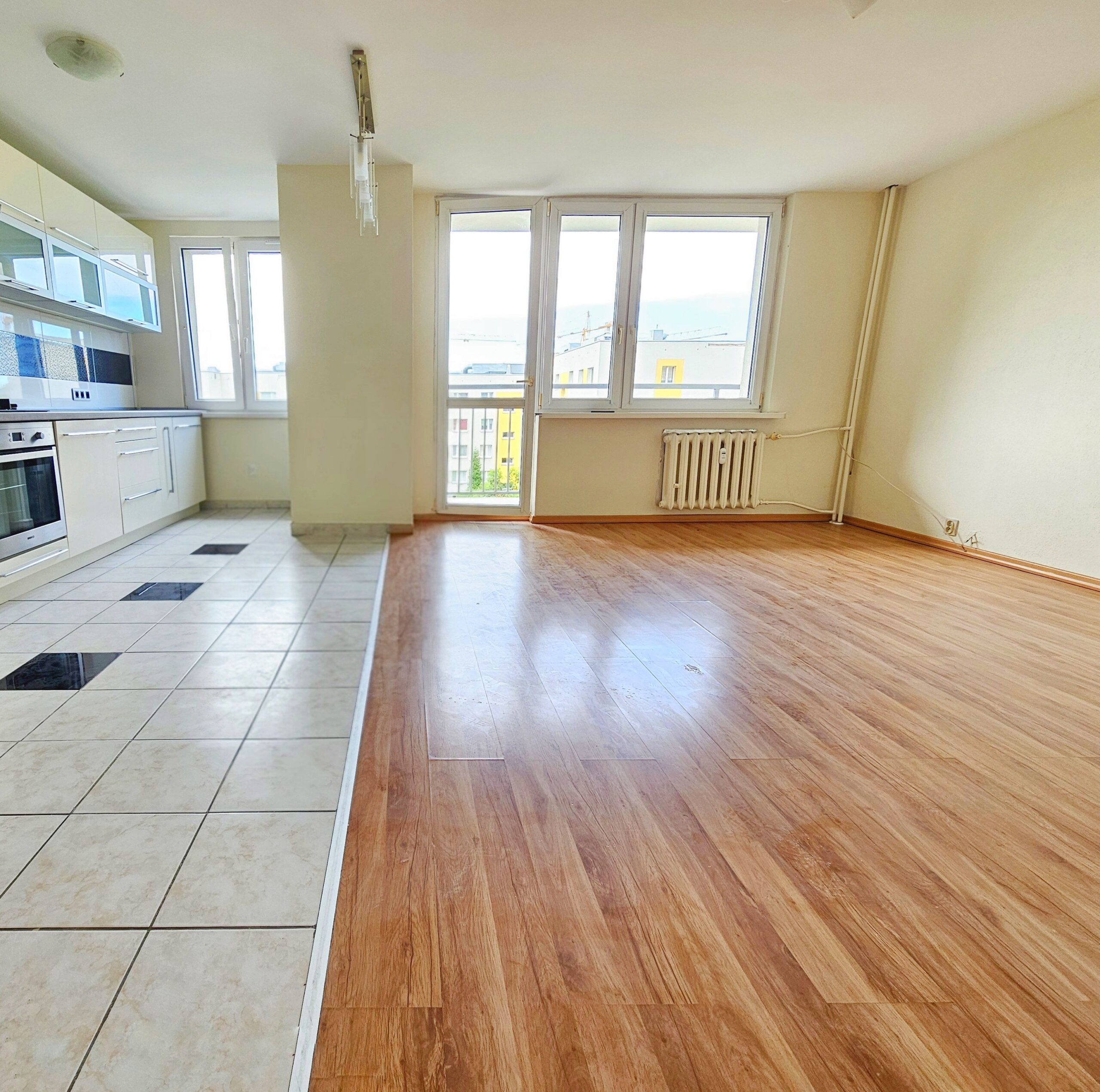 Sosnowiec ul. Witkiewicza :  2 pokoje z balkonem, salon otwarty na kuchnie.