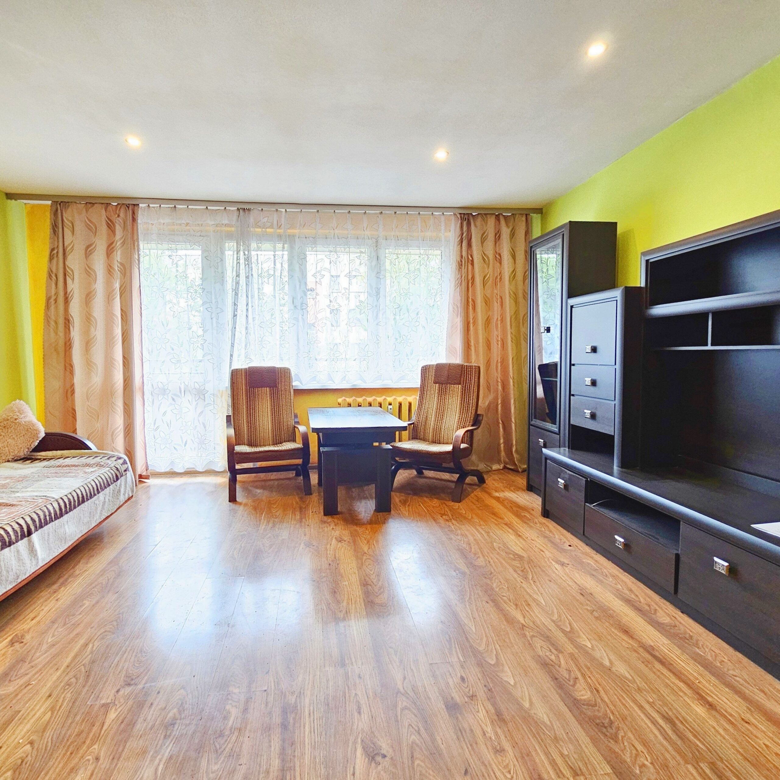 Niwka ul. Konstytucji – 2 pokoje + balkon, parking za szlabanem.